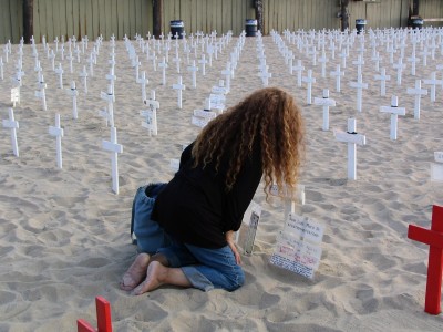 Rt. 66: Santa Monica: Arlington West 2007, grieving Jose Luis Mora Jr