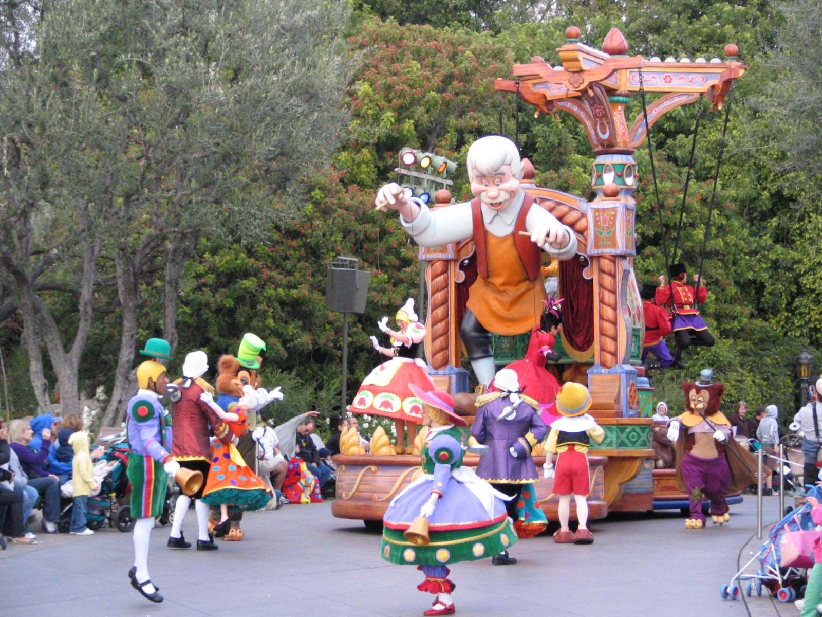 Disneyland-and-California-Adventure-Part-5-Pinocchio-float.jpg