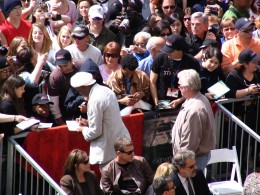Samuel L Jackson signing autographs 2